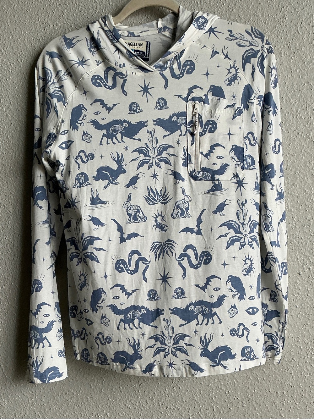 Magellan Outdoors White Hooded Long-Sleeve Shirt with Blue Wildlife Print